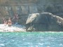 Gita in barca a Baratti, Piombino (LI) - Bagnanati godono del sole e dei colori del mare dalla piccola spiaggia di sassi vicina a Punta delle Pianacce - Fotografia 8 luglio 2012, Toscana