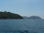 Gita in barca a Baratti, Piombino (LI) - I due promontori che delimitano il Golfo di Baratti. Poggio del Molino a sinistra chiude il golfo a nord. A sud il golfo è delimitato dal Promontorio di Populonia e della Punta delle Pianacce - Fotografia 8 luglio 2012, Toscana