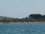 Gita in barca a Baratti, Piombino (LI) - Sgargianti ombrelloni dei bagnanti nel periodo estivo colorano la spiaggia di Baratti e contrastano col verde delle colline circostanti ed il blu del mare - Fotografia 8 luglio 2012, Toscana