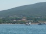 Gita in barca a Baratti, Piombino (LI) - Parte del Parco Archeologico di Baratti e Popuonia fa da sfondo alla spiaggia. Si notano alcune grandi tombe etrusche della necropoli - Fotografia 8 luglio 2012, Toscana