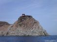 Isola di Capraia (LI) - Splendida vista della costa a picco sul mare. In alto si vede la sommità del paese con gli edifici dell