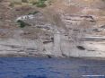 Isola di Capraia (LI) - Cala Rossa è una piccola insenatura nella costa rocciosa di colore rosso intenso. Forte e meraviglioso è il contraso col verde della vegetazione, gli scogli e l