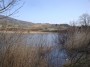 Lago Boracifero, Monterotondo Marittimo (GR) - Le colline circostanti sono ricoperte da macchia mediterranea. le zone vicine alle manifestazioni geotermiche sono più spoglie. Il lago è in gran parte nascosto da canne e tipica vegetazione da bacino lacustre - Fotografia Marzo 2011
