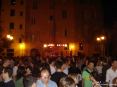 Luminara San Ranieri 2008 Pisa (PI) - Ragazzi e ragazze fanno festa in piazza La Pera di fronte ad un piccolo palco 