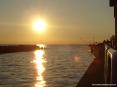 La foce del fiume Cecina e quindi uscita del porticciolo puntano ad ovest verso il mare aperto incontro al tramonto