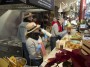 Mercato Centrale Firenze - Carni grigliate, verdure e patate fritte per ottimi hamburger o panini succulenti- Fotografia Toscana febbraio 2015