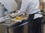 Mercato Centrale Firenze - Panino in preparazione al bancone del lampredottaio Lorenzo Nigro - Fotografia Toscana febbraio 2015