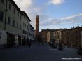 Montalcino (SI) - Piazza Garibaldi. Sulla sinistra diversi locali e negozi tra i quali i wine bar e le cantine famose per l