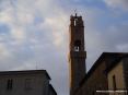 Montalcino (SI) - La singolare torre del Palazzo Comunale svetta sopra i tetti del paese.