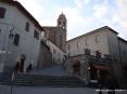 Montalcino (SI) - La salita di via Bandi ripresa da piazza Garibaldi. Sulla destra si vede il Teatro degli Astrusi. Il teatro, esistente già nel 1678 ospitava l