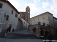 Montalcino (SI) - La salita di via Bandi ripresa da piazza Garibaldi. Sulla destra si vede il Teatro degli Astrusi. Il teatro, esistente gi nel 1678 ospitava l