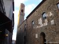 Montalcino (SI) - Il Palazzo Comunale di Montalcino con la sua altissima e singolare torre visto da piazza Garibaldi.