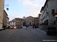 Montalcino (SI) - Vista di piazza Garibaldi, nel cuore del centro storico di Montalcino. Sullo sfondo si distingue la chiesa di S.Egidio