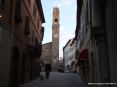 Montalcino (SI) - Vista di Piazza del Popolo da via Mazzini. Nella piccola piazza si erge il palazzo comunale con la particolare torre, stretta e altissima