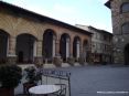 Montalcino (SI) - La Loggia o Loggiato accanto al Palazzo Comunale in Piazza del Popolo. La costruzione iniziata alla fine dell XIV secolo  stata terminata nel XV secolo, ma successivamente  stata modificata e restaurata. I due archi a pietra risalgono al XIV secolo mentre gli altri a mattoni sono stati aggiunti nel 400
