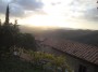 Montemassi, Roccastrada (GR) - Panorama oltre i tetti delle case sulle colline toscane verso il sole al tramonto - Fotografia 8 dicembre 2011, Toscana