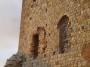 Montemassi, Roccastrada (GR) - Dettagli di antiche finestre ad arco realizzate sulla possente parete in pietra della rocca del castello - Fotografia 8 dicembre 2011, Toscana