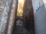 Montemassi, Roccastrada (GR) - La salita dello stretto Vicolo delle Rocche fra mura a sasso passa sotto un singolare arco in pietra - Fotografia 8 dicembre 2011, Toscana