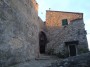 Montemassi, Roccastrada (GR) - I vicoli del borgo medievale si snodano fra le case, le mura e gli archi in pietra - Fotografia 8 dicembre 2011, Toscana