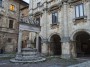 Montepulciano (SI) - Il Pozzo dei Grifi e dei Leoni  protetto in un angolo di Piazza Grande fra il Palazzo Capitano del Popolo e il Palazzo Nobili Tarugi - Fotografia Toscana marzo 2015