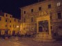 Montepulciano (SI) - Il pozzo dei Grifi e dei Leoni porta sul fronte lo stemma della famiglia de Medici e sul retro il giglio di Firenze - Fotografia Toscana marzo 2015