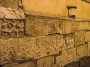 Montepulciano (SI) - Lapidi, iscrizioni, frammenti di urne cinerarie e di reperti etruschi e romani ornano Palazzo Bucelli in via di Gracciano nel Corso - Fotografia Toscana marzo 2015