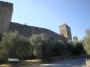 Monteriggioni (SI) - Vista delle mura difensive del castello dalla strada che sale fino alla porta Senese ( rivolta verso Siena e chimata anche porta Romea o Franca) - Fotografia 20 agosto 2011, Toscana