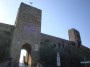 Monteriggioni (SI) - Ingresso al castello attraverso la porta Senese (porta Franca o Romea) sotto una imponente torre difensiva - Fotografia 20 agosto 2011, Toscana
