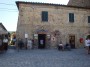 Monteriggioni (SI) - Edifici medievali che si affacciano su piazza Roma, all