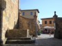 Monteriggioni (SI) - Vista della zona adiacente alla chiesa di Santa Maria Assunta. Sulla sinistra si vede l