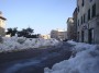 Montieri (GR) - La curva di via Giacomo Matteotti oltre il Palazzo Comunale verso la strada provinciale delle Galleraie. Ai bordi della strada grossi cumuli di neve ammucchiati dagli spazzaneve dopo una nevicata - Fotografia Marzo 2010