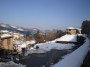 Montieri (GR) - Panorama da via Giacomo Matteotti verso le colline circostanti il paese. I tetti, i prati e le strade sono coperte da una abbondante manto nevoso - Fotografia Marzo 2010