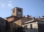 Montieri (GR) - Il massiccio campanile della chiesa dei Santi Paolo e Michele svetta oltre i tetti delle case del centro storico dell