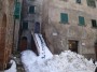 Montieri (GR) - Piazzetta della Chiesa nel cuore del centro storico del paese. In basso e sulla scala un grande mucchio di neve che si sta sciogliendo pian piano dopo una fitta nevicata - Fotografia Marzo 2010