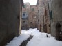 Montieri (GR) - Un vicolo nel cuore del centro storico del borgo circondato da antichi edifici costruiti in pietra. Al centro del vicolo è stato ricavato un passaggio fra la neve fresca - Fotografia Marzo 2010
