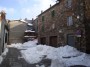 Montieri (GR) - Grandi cumuli di neve coprono il lastricato in pietra di piazza Papocchi fra antiche abitazioni - Fotografia Marzo 2010