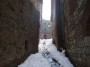 Montieri (GR) - Salita di un vicolo fra antichi edifici nel centro storico del borgo. Il passaggio  reso difficile dalla neve che  caduta abbondante durante una fitta nevicata - Fotografia Marzo 2010