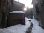 Montieri (GR) - Il sole al tramonto filtra fra le fronde degli alberi al limite del paese donando ai vicoli e alle costruzioni un atmosfera suggestiva - Fotografia Marzo 2010