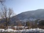 Montieri (GR) - Suggestivo panorama invernale da cartolina del paese coperto di neve. Alle spalle del paese il Poggio di Montieri con i boschi di castagno innevati - Fotografia Marzo 2010