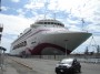 Navi e traghetti in Toscana - Vista ravvicinata della nave da crociera Ocean Village Two nel porto di Livorno al terminal crociere - Fotografia 7 giugno 2008