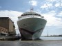 Navi e traghetti in Toscana - Imponente prua della nave da crociera Ocean Village Two nel porto di Livorno al terminal crociere - Fotografia 7 giugno 2008