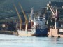 Navi e traghetti in Toscana - La nave cargo SDS Rain con le sue gru di bordo ormeggiata ad un molo dello stabilimento siderurgico Lucchini di Piombino. Dietro si scorge la prua del terminal offshore Mixos Bulkirony - Fotografia 4 maggio 2012