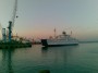 Navi e traghetti in Toscana - Il traghetto Blu Navy Ostfold in fase di attracco ad un molo del porto di Piombino in arrivo da Portoferraio - Fotografia 27 marzo 2012