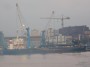 Navi e traghetti in Toscana - Cargo CSL Tiber nel porto di Piombino con la caratteristica gru ripiegata sul ponte - Fotografia 4 agosto 2012