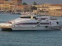 Navi e traghetti in Toscana - Immagine del catamarano Toremar Maria Sole Lauro con lo sfondo del porto Mediceo di Portoferraio, Isola d