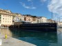 Navi e traghetti in Toscana - Vista da tre quarti di prua dello yacht di lusso Blade ormeggiato in Calata Mazzini a Portoferraio, Isola d