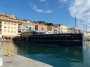 Navi e traghetti in Toscana - Vista da tre quarti di prua dello yacht di lusso Blade ormeggiato in Calata Mazzini a Portoferraio, Isola d