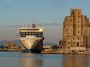 Navi e traghetti in Toscana - Vista di prua della nave veloce Moby Aki ormeggiata a Livorno - Fotografia febbraio 2013