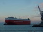 Navi e traghetti in Toscana - Nave cargo Wallenius Wilhelmsen Tongala guidata da un rimorchiatore a Livorno - Fotografia febbraio 2013