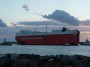 Navi e traghetti in Toscana - Uscita dal porto di Livorno della nave cargo Wallenius Wilhelmsen Tongala scortata dal Pilota e da un rimorchiatore - Fotografia febbraio 2013